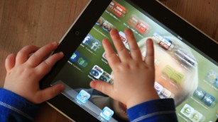 Pediatricians to tweak &#39;outdated&#39; screen time recommendations for kids