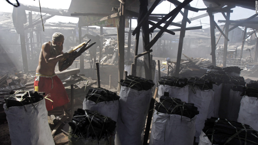 Photos: Making Charcoal In A Manila Slum