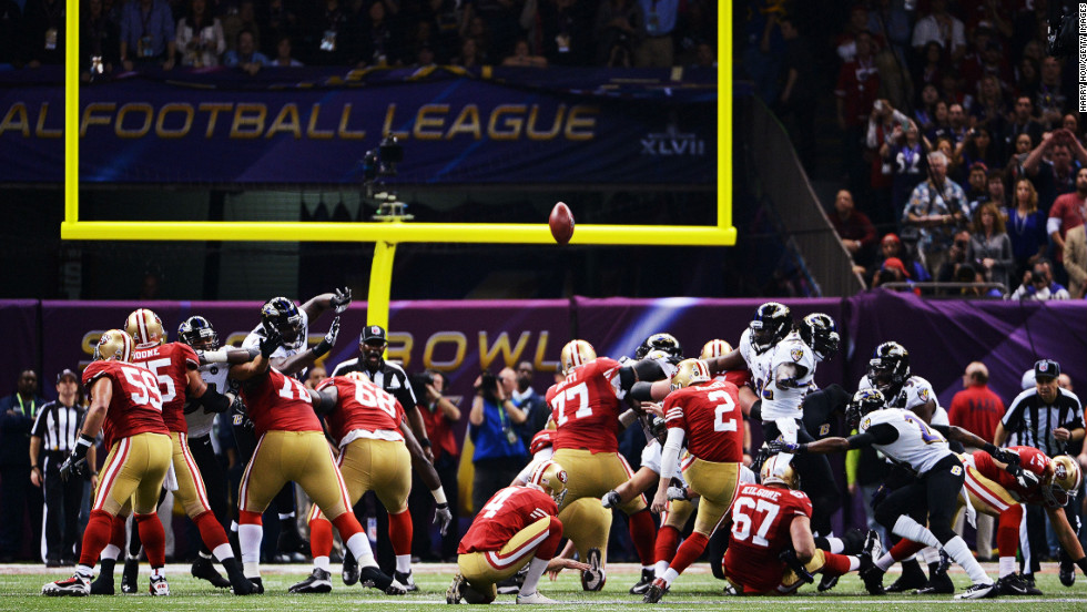 David Akers of the San Francisco 49ers kicks a 36-yard field goal in the first quarter.