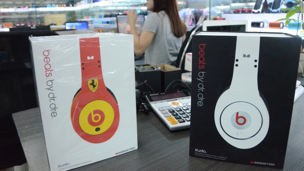 Counterfeit headphones resembling Beats