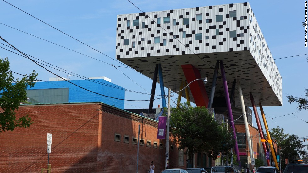 En la Universidad OCAD de Toronto, el Centro de diseño Sharp está posicionado a 26 metros del suelo sobre 12 pilares que representan lápices gigantescos. Cinco columnas de los seis pares multicolor están pintadas de negro y dan la impresión de estrechez, especialmente en la noche cuando las columnas parecen desaparecer. Arquitectos: Alsop Architects, Robbie/Young + Wright Architects.