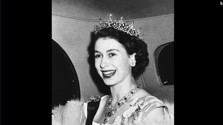 Princess Elizabeth smiles in March 1950 as she arrives to a state banquet at the French Embassy in London&#39;s Kensington Palace Gardens.