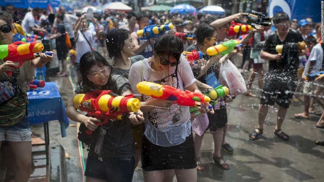 Thailand Celebrates New Year With Worlds Biggest Water Fight