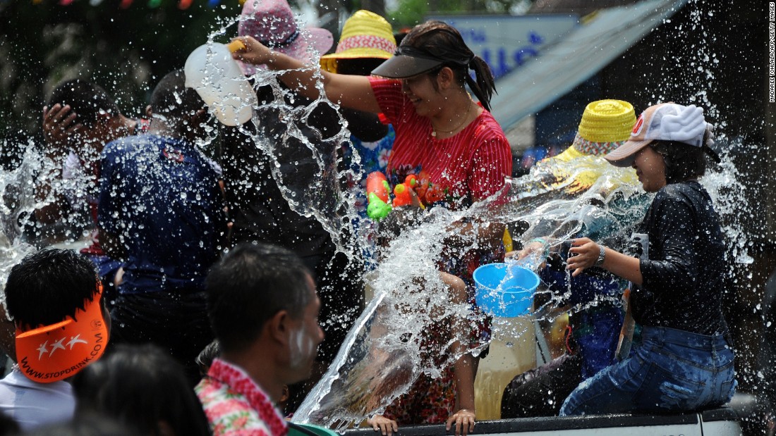 Thailand celebrates New Year with worlds biggest water fight