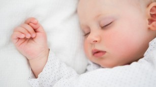 To avoid SIDS, infants and parents should share a room, report says