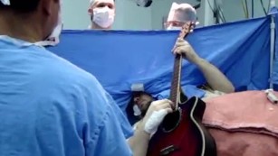 Brazilian man sings, plays his guitar during brain surgery 