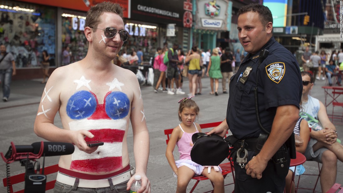 4 desnudas arrested in Times Square