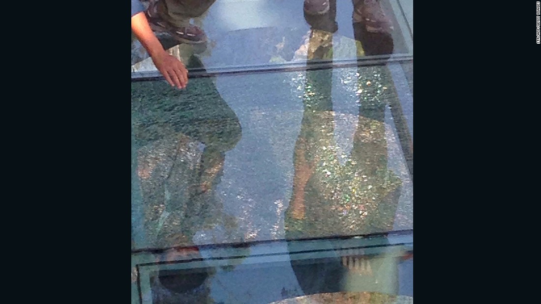 Cracks appear on China's new Yuntaishan glass walkway