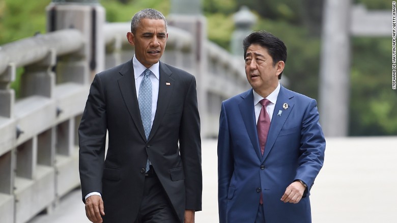 US President Barack Obama walks with Japan&#39;s Prime Minister Shinzo Abe as they arrive at Ise-Jingu Shrine in the city of Ise in Mie prefecture, on May 26.