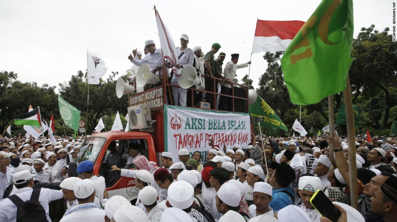 Protesters gather on October 14, calling for Ahok arrest and imprisonment.