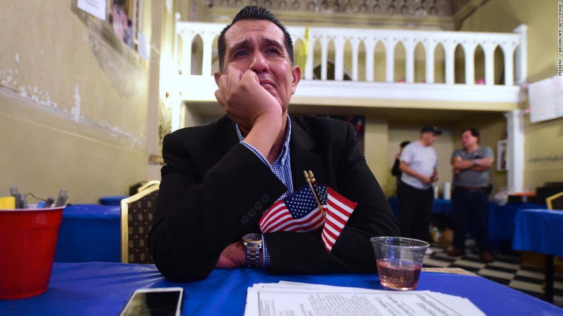 Эмоциональной Херардо Руис наблюдает результаты выборов от Клинтон & # 39; s штаб в восточной части Лос-Анджелеса.