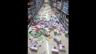 Οι κάτοικοι γύρω από το επίκεντρο ανέφερε ανακίνηση για λεπτά που έστειλε είδη παντοπωλείου που πετούν από τα ράφια.