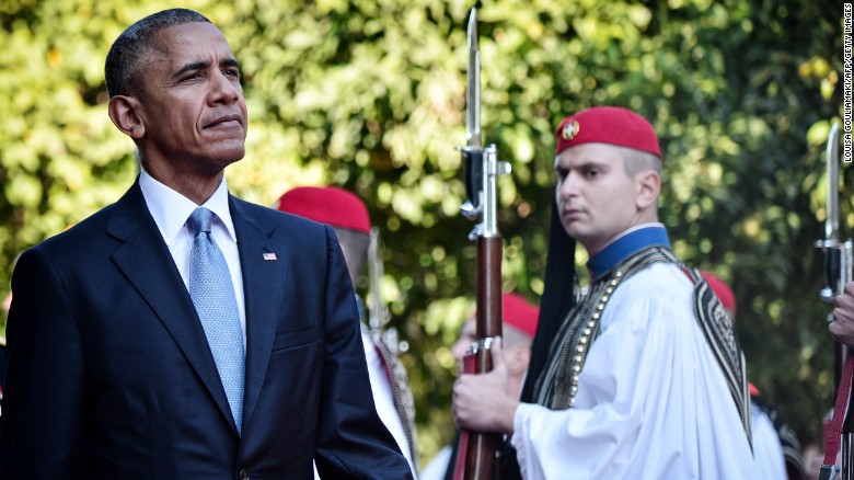 US President Barack Obama reviews a presidential honor guard during the official welcoming ceremony at the presidential palace in Athens on November 15, 2016. 