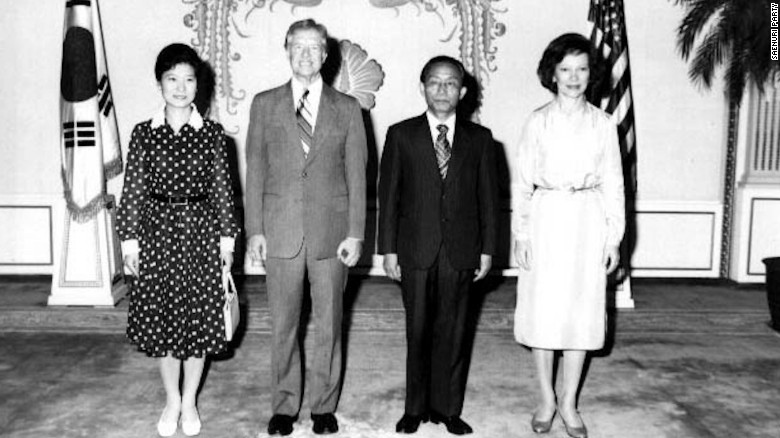 Park Geun-hye poses for a group photo with former U.S. president Jimmy Carter in the Blue House.