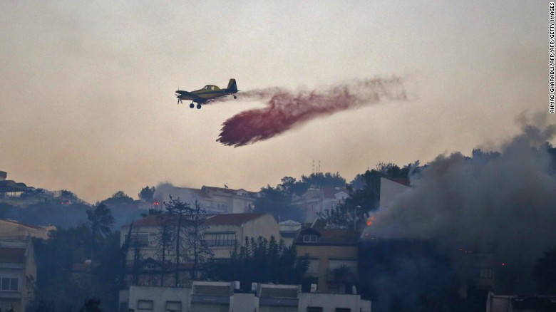 Un avion de pompier israélien aide à éteindre un incendie à Haïfa.