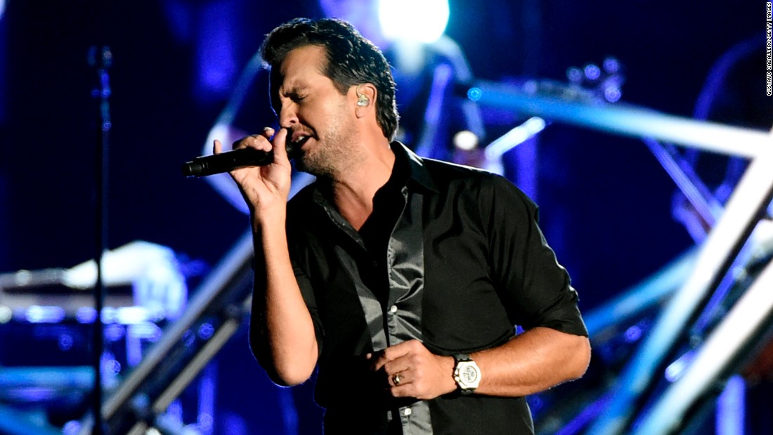 Luke Bryan hits concert-goer - CNN