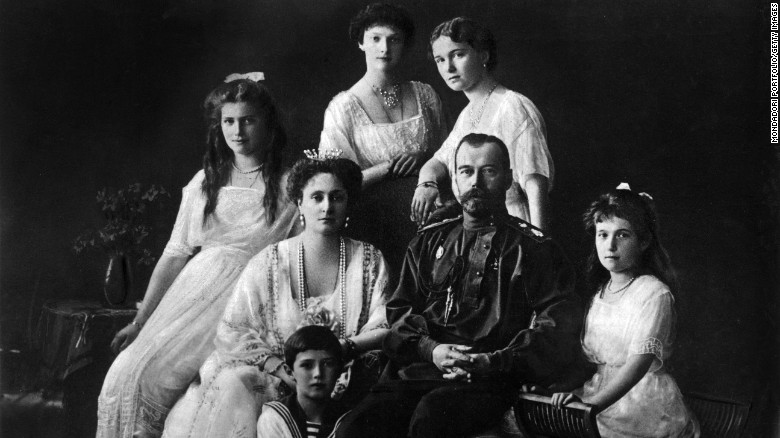 Tsar Nicholas II of Russia with his wife, Alexandra of Hesse-Darmstadt, and her daughters, Ol'ga, Tat'jana, Marjia e Anastasia and Aleksej. 1913 (Photo by Mondadori Portfolio via Getty Images)