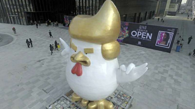 A giant rooster figure, sporting a Donald Trump hairstyle, has popped up outside a shopping mall in downtown Taiyuan, north China&#39;s Shanxi Province.