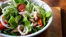 A salad made with spinach, light tuna, veggies, feta and yogurt dressing can make for a low-calorie, nutrient-rich lunch. But when your salad contains crispy chicken, bacon, cheddar and ranch dressing, you'd be better off eating a burger.