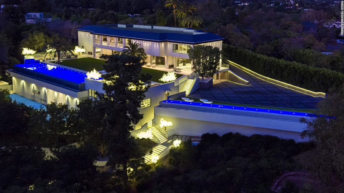 Another big ticket deal for California, this 30,000 sq ft LA property, was sold to billionaire Tom Gores in October. Not bad for 10 bedrooms, 20 bathrooms, a basketball court, a 10 car garage and a $50m drop on the original asking price.