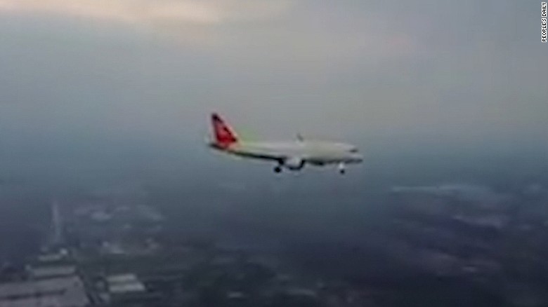 An amateur drone pilot captured up-close footage of a commercial airliner apparently coming in to land at a major Chinese airport.