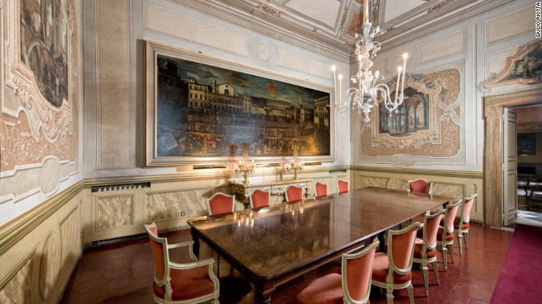 Oil paintings and rich velvet adorn the Residenza Ruspoli Bonaparte&#39;s dining room.