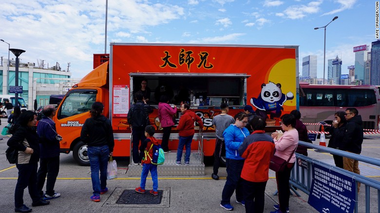 Bao &amp; Buns food truck prepares American-Chinese fusion bao.