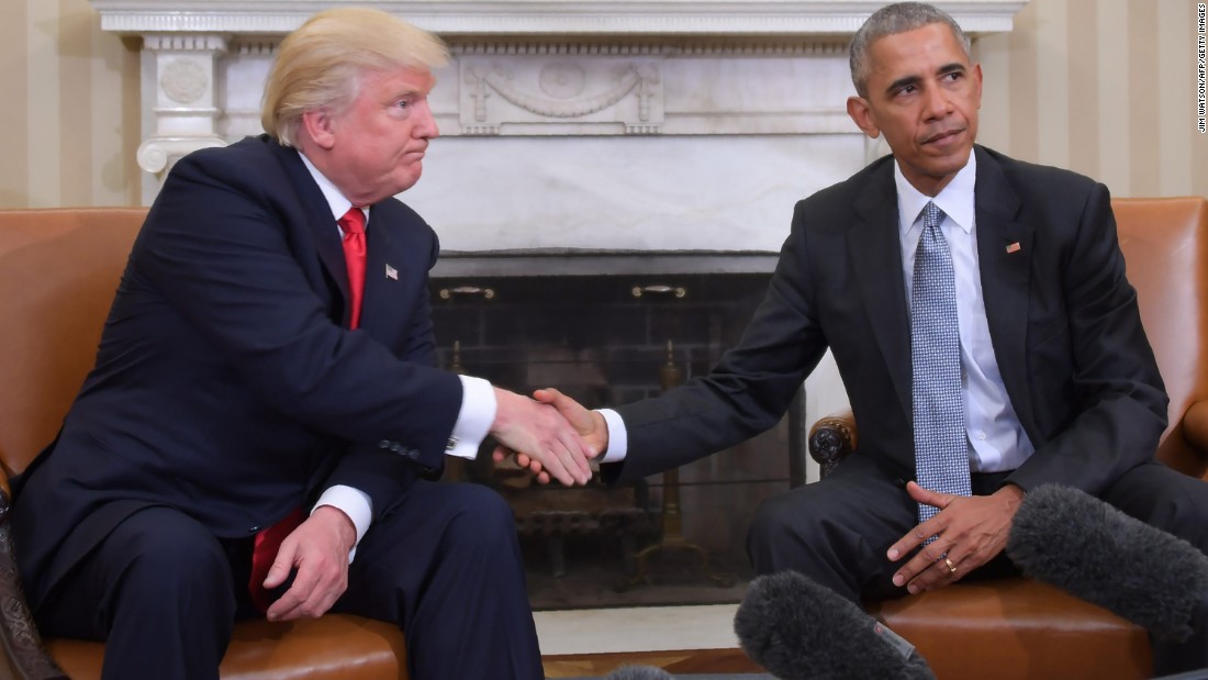 TOPSHOT - US President Barack Obama and President-elect Donald Trump shake hands during a transition planning meeting in the Oval Office at the White House on November 10, 2016 in Washington,DC. / AFP / JIM WATSON (Photo credit should read JIM WATSON/AFP/Getty Images)