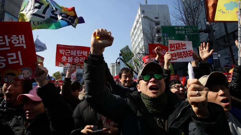 South Koreans celebrate after hearing the Constitutional Court&#39;s verdict on March 10, 2017 in Seoul, South Korea. 