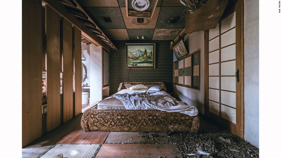 Photographer Finds Beauty In Dying Love Hotels