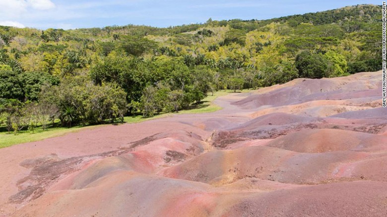 Chamarel&#39;s colored sands are caused by lava turning into clay minerals. 