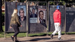 Macron and Le Pen: How two outsiders defeated France&#39;s political elite