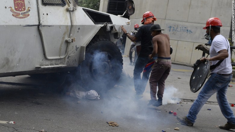 170505102117-03-venezuela-tank-rollover-0503-exlarge-169.jpg