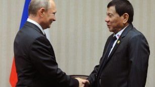 Philippines&#39; Duterte looks to strengthen ties with trip to Moscow 