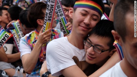 Taiwan moves closer to legalizing gay marriage 