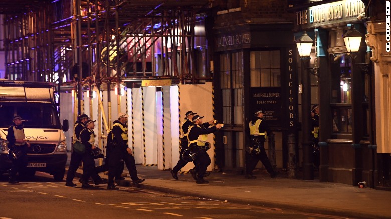 La policía armada avanza hacia un pub en la calle principal de la ciudad en el puente de Londres.