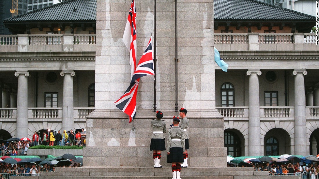 British soldiers lower the country&#39;s flag for the last time at the Cenotaph monument in central Hong Kong on June 30, 1997.