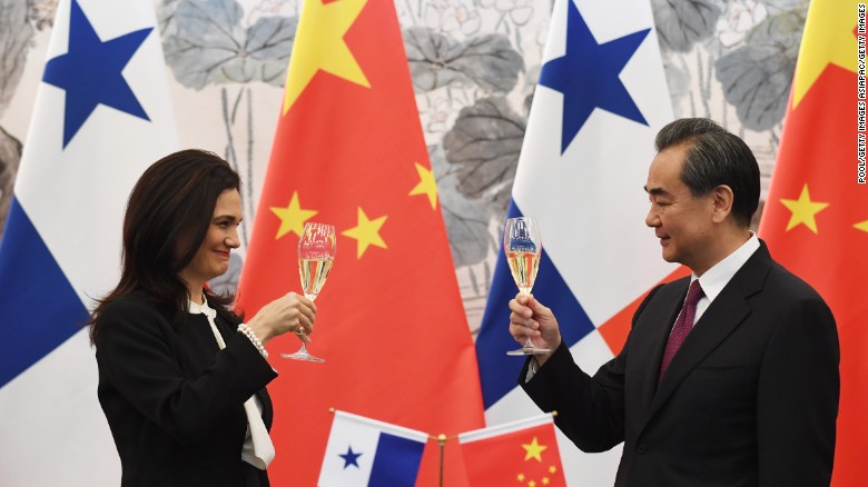 Panama&#39;s Foreign Minister Isabel de Saint Malo and Chinese Foreign Minister Wang Yi drink a toast after signing a joint communique on establishing diplomatic relations during a press briefing on June 13, 2017.