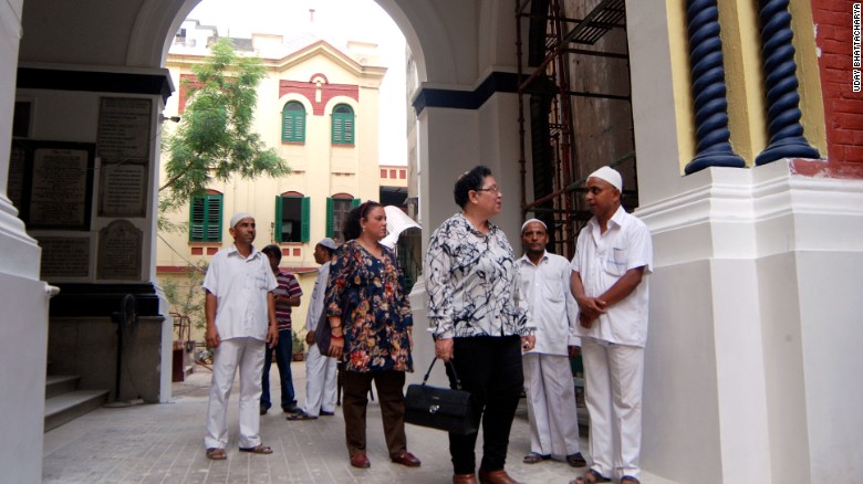 Aileen Jo Cohen (foreground) and Mitana Alexander talk to Muslim caretakers at one of Kolkata&#39;s three synagogues.