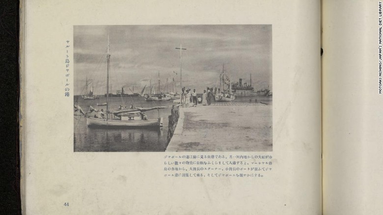 This photo was reportedly published in 1935 by Futabaya Gofuku Ten.