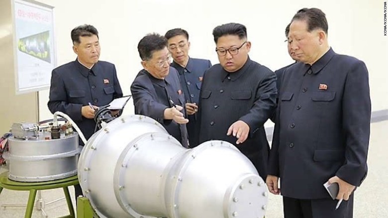 김정은은 일요일에 주 언론이 공개 한 사진에서 핵무기로 주장되는 것을 조사한다.