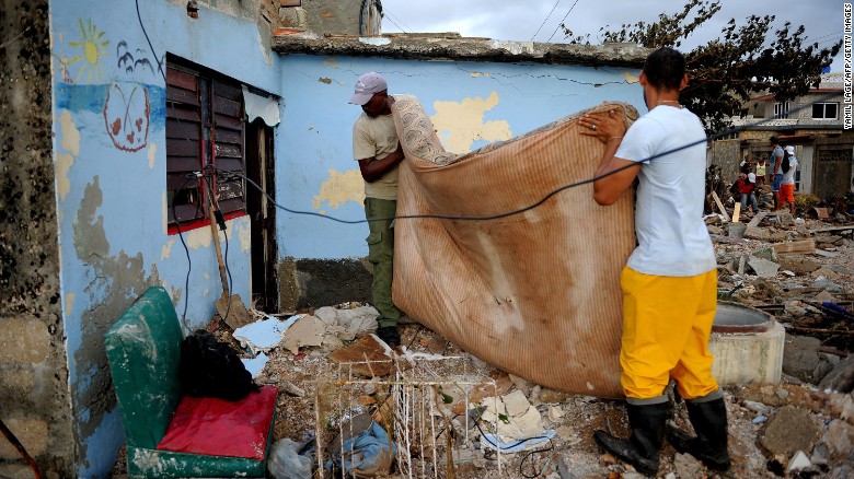 Cubans recover their belongings after the passage of Hurricane Irma.
