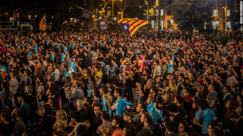 Independence supporters gather in Barcelona&#39;s main square on Sunday.