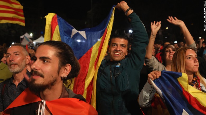 People await the referendum&#39;s result on Sunday in Barcelona.