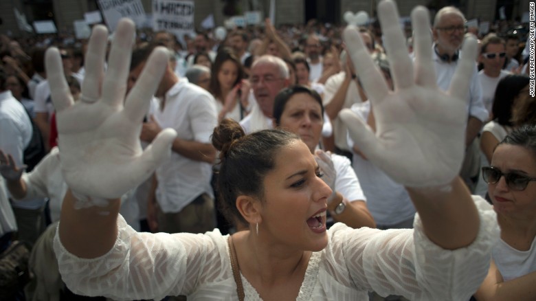 A woman takes part in the &quot;Let&#39;s Talk&quot; protest in Barcelona to call for dialogue, on October 7, 2017.