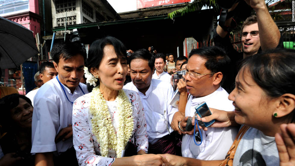 Myanmar ikon demokrasi Aung San Suu Kyi menyapa para pendukungnya setelah konferensi pers nya pada ulang tahun pembebasannya di Liga Nasional untuk Demokrasi (NLD) kantor pusat di Yangon pada 14 November, Myanmar.