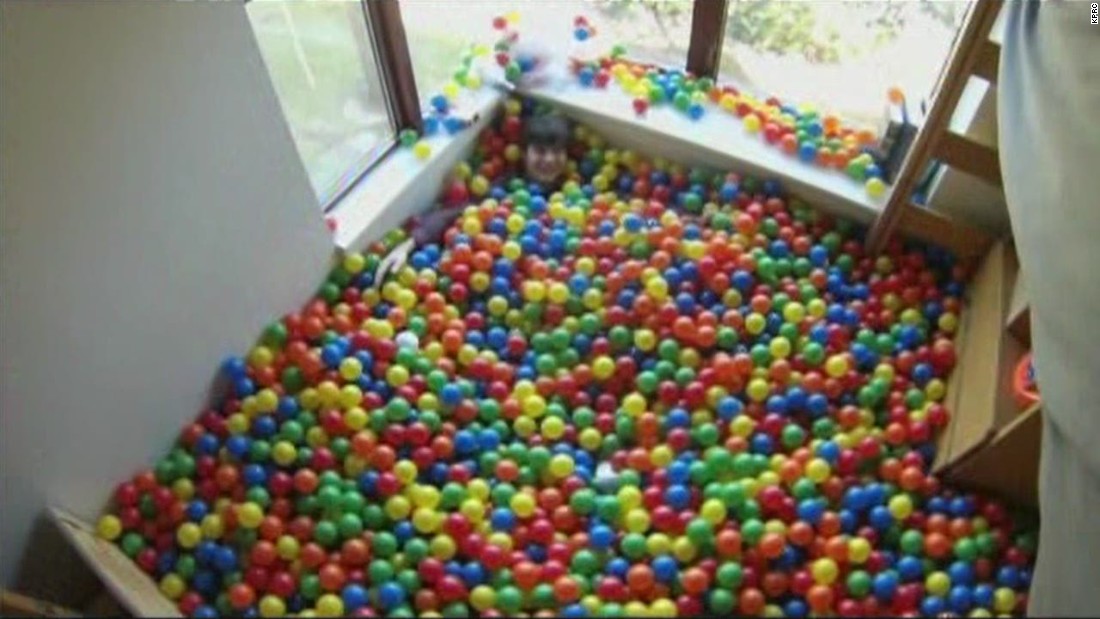 Student fills dorm room with 13,000 plastic balls - CNN Video