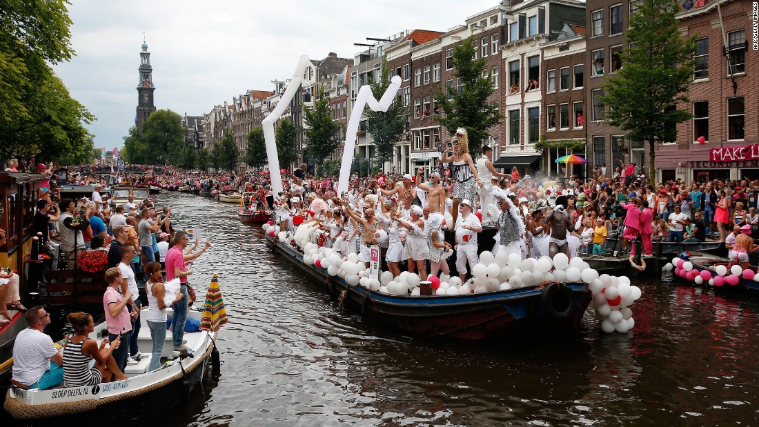 Dutch Men Are Holding Hands In Solidarity With Gay Couple