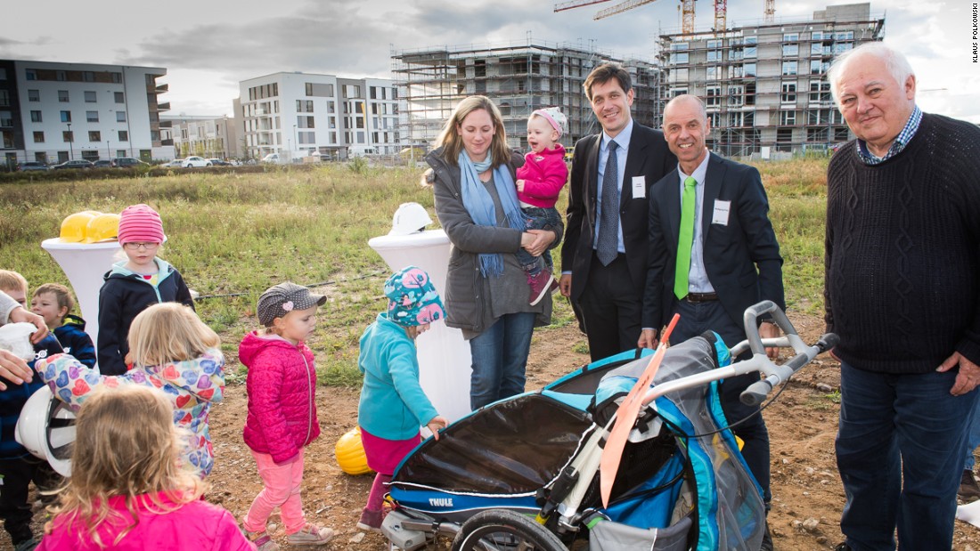 Wolfgang Frey (second right) with Heidelberg Mayor Jürgen Odszuck (center) and future residents the Schönau family at the topping out ceremony for Heidelberg village. 