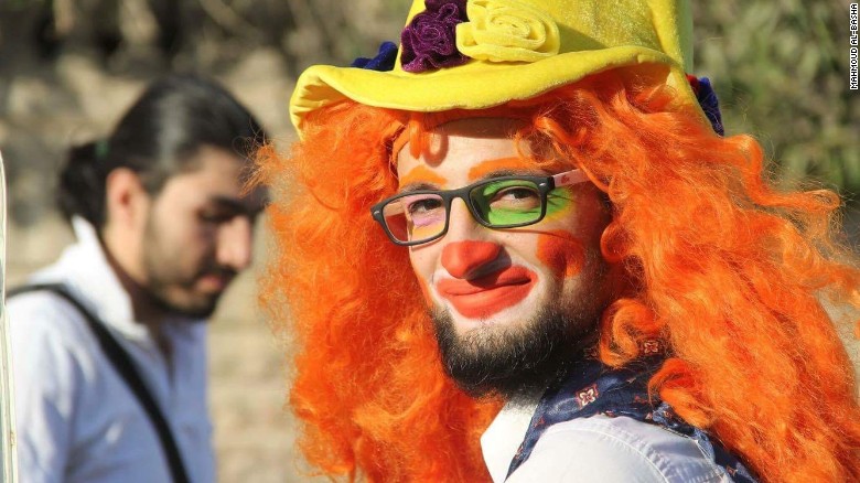 「Beloved clown who comforted children in war-torn Aleppo killed in strike」的圖片搜尋結果